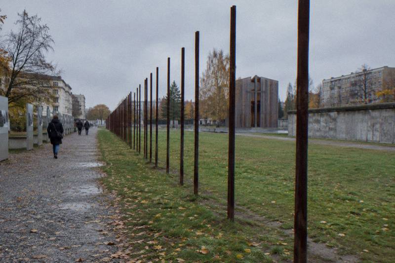 Muro de la Guerra Fría en español, Destino Berlín