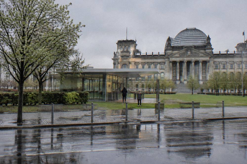 Visitors' service pavilion on Platz der Republik in front of the Reichstag